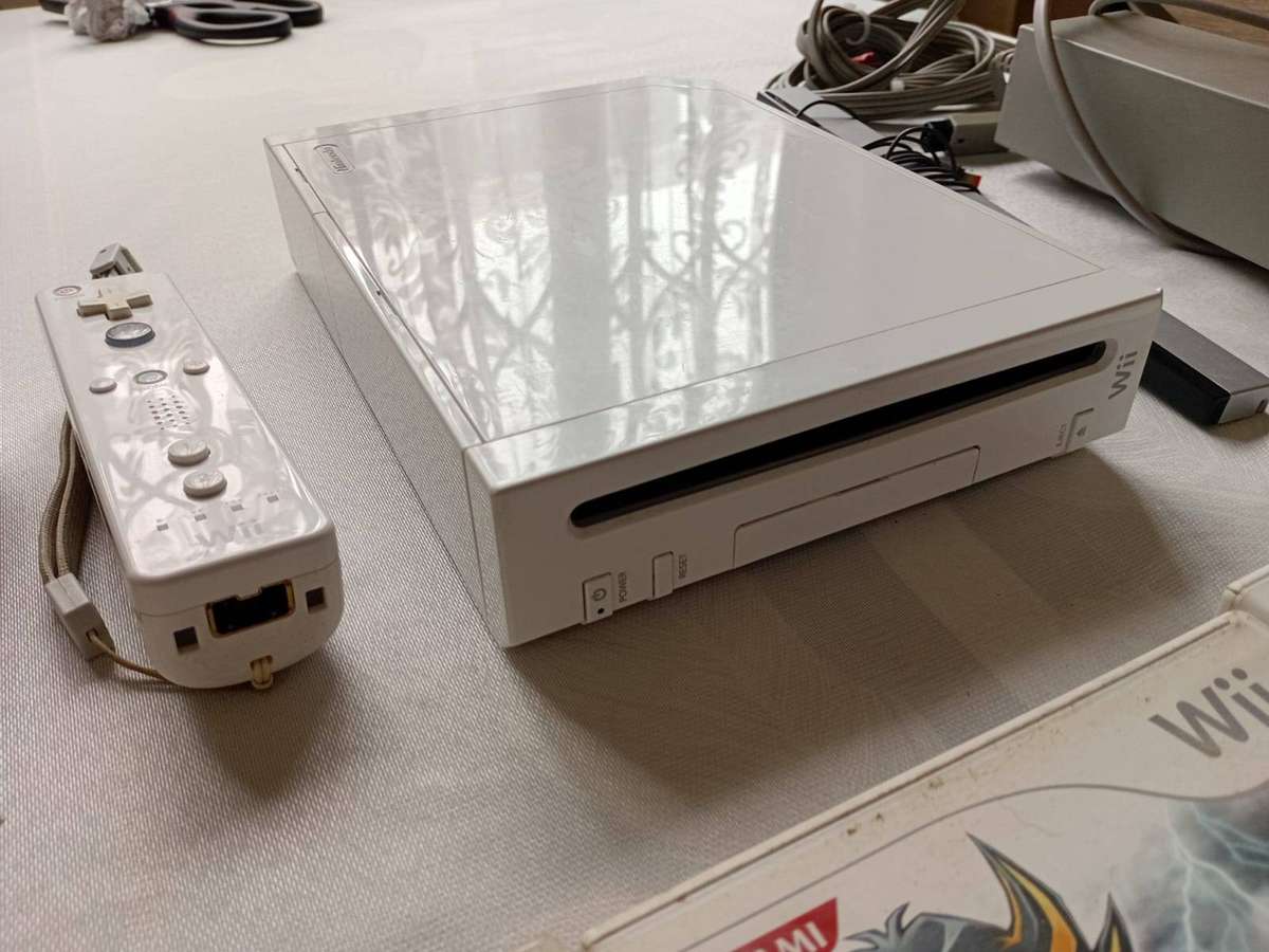 wii console complete with 4 games