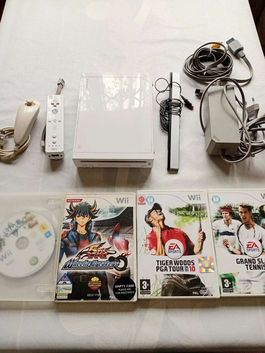 wii console complete with 4 games