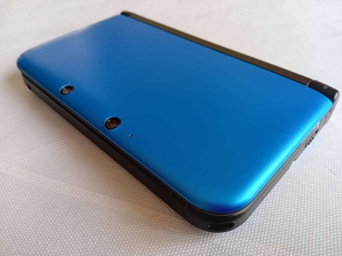 Nintendo 3ds XL console with carry case