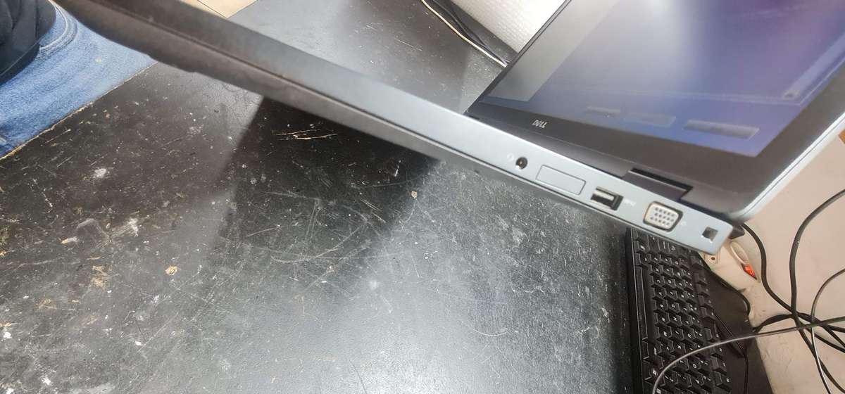 Dell Latitude 5580 I7 7GEN (Fixer Upper) (For spares or rebuild) (Switches on!)