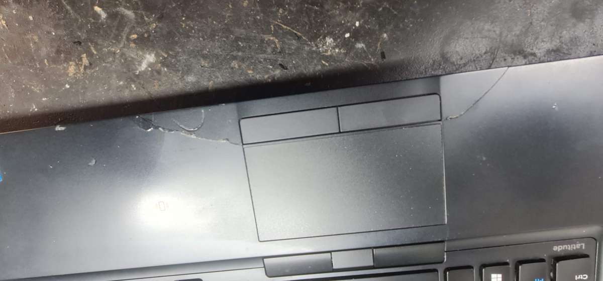 Dell Latitude 5580 I7 7GEN (Fixer Upper) (For spares or rebuild) (Switches on!)