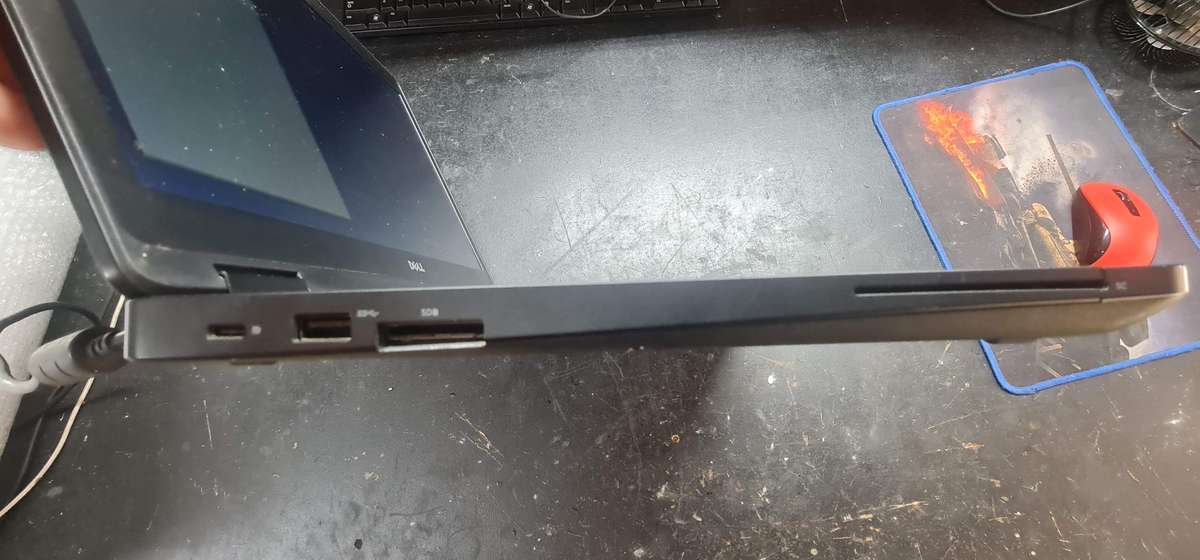 Dell Latitude 5580 I7 7GEN (Fixer Upper) (For spares or rebuild) (Switches on!)