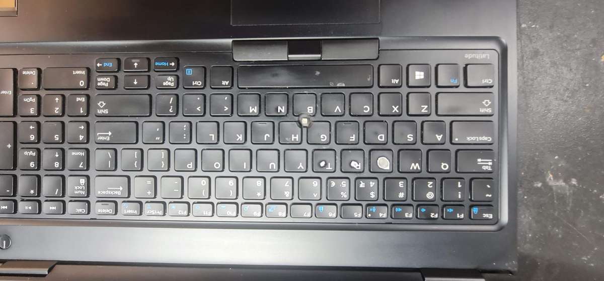 Dell Latitude 5580 I7 7GEN (Fixer Upper) (For spares or rebuild) (Switches on!)