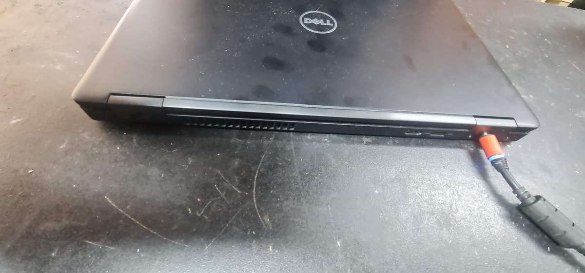 Dell Latitude 5580 I7 7GEN (Fixer Upper) (For spares or rebuild) (Switches on!)