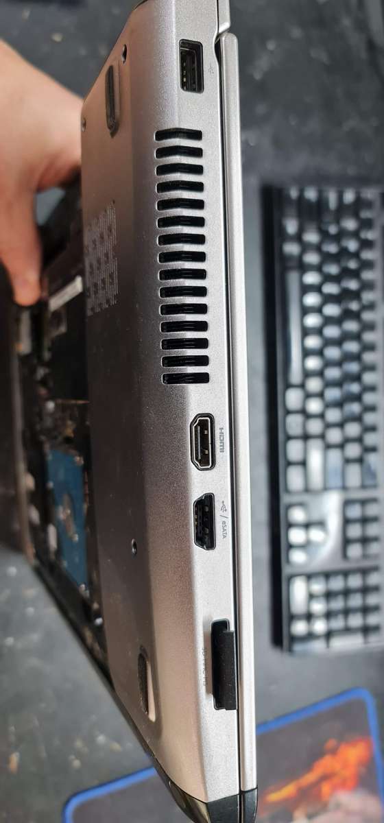 Dell i5 Vostro I5 2GEN - 4GB Memory - 750GB HDD (Fixer Upper) (For Spares or Repair) (Switches on!)