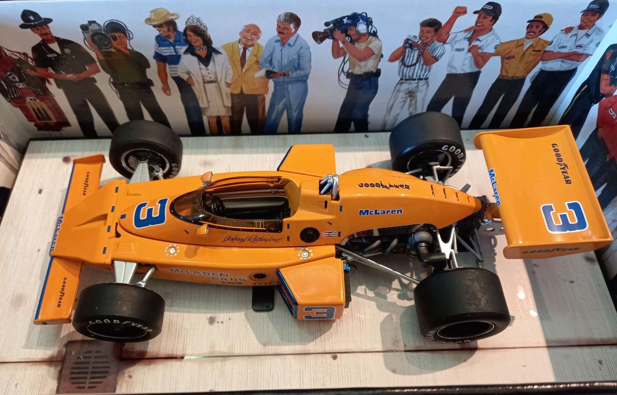 McLaren M16 Indy car - 1974 Indianapolis winner - Rutherford - Carousel 1/18