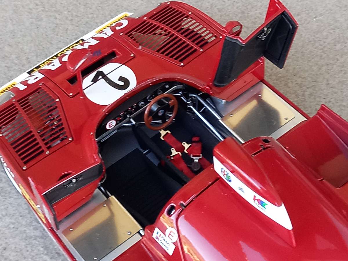 Alfa-Romeo 33 TT 12 - 1975 World Champion sportscar - Autoart 1/18