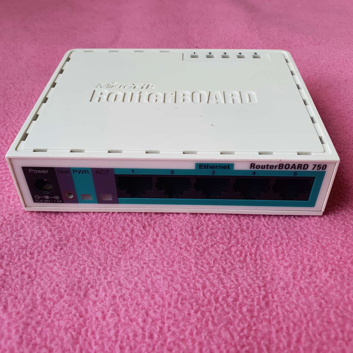 MikroTik RouterBOARD 750