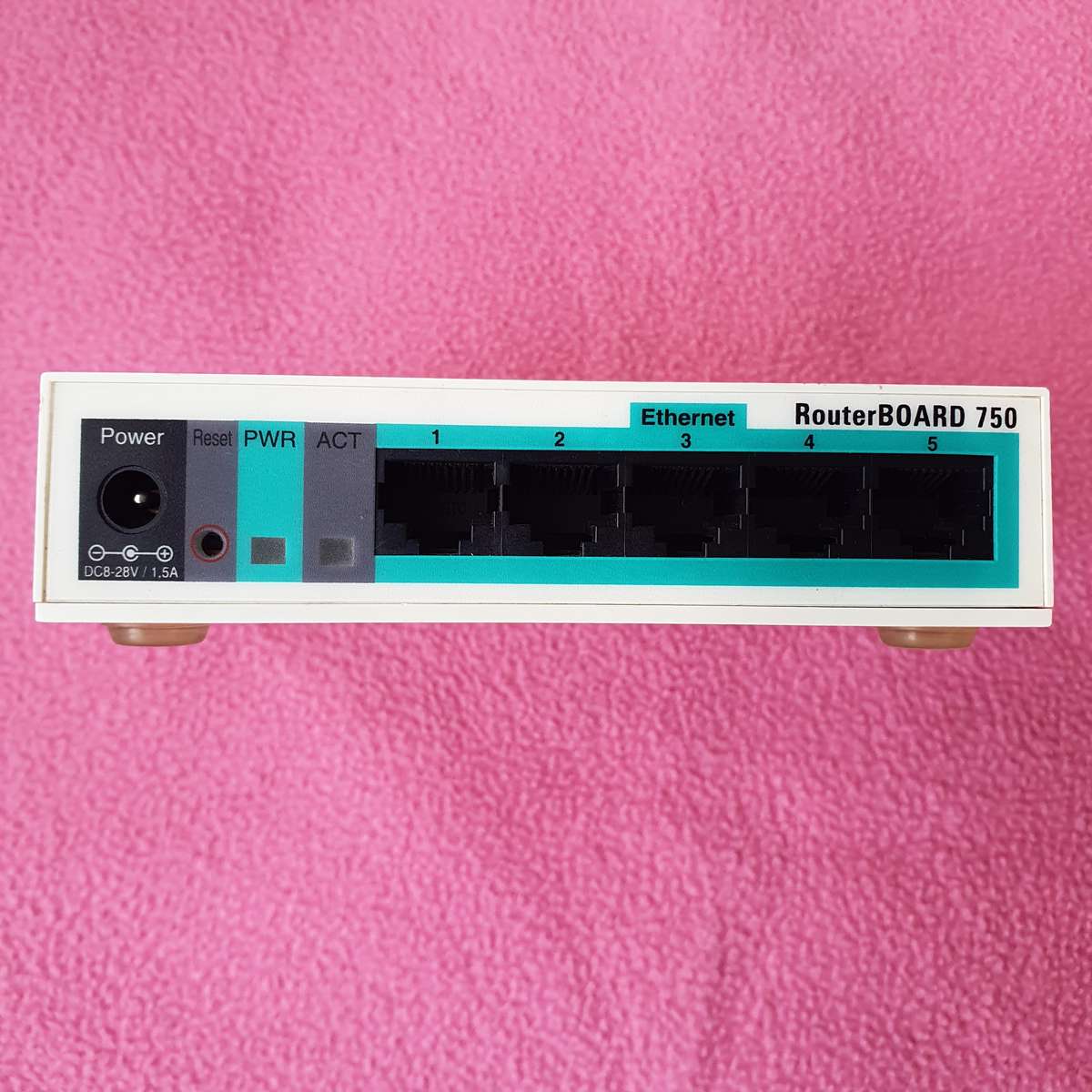 MikroTik RouterBOARD 750