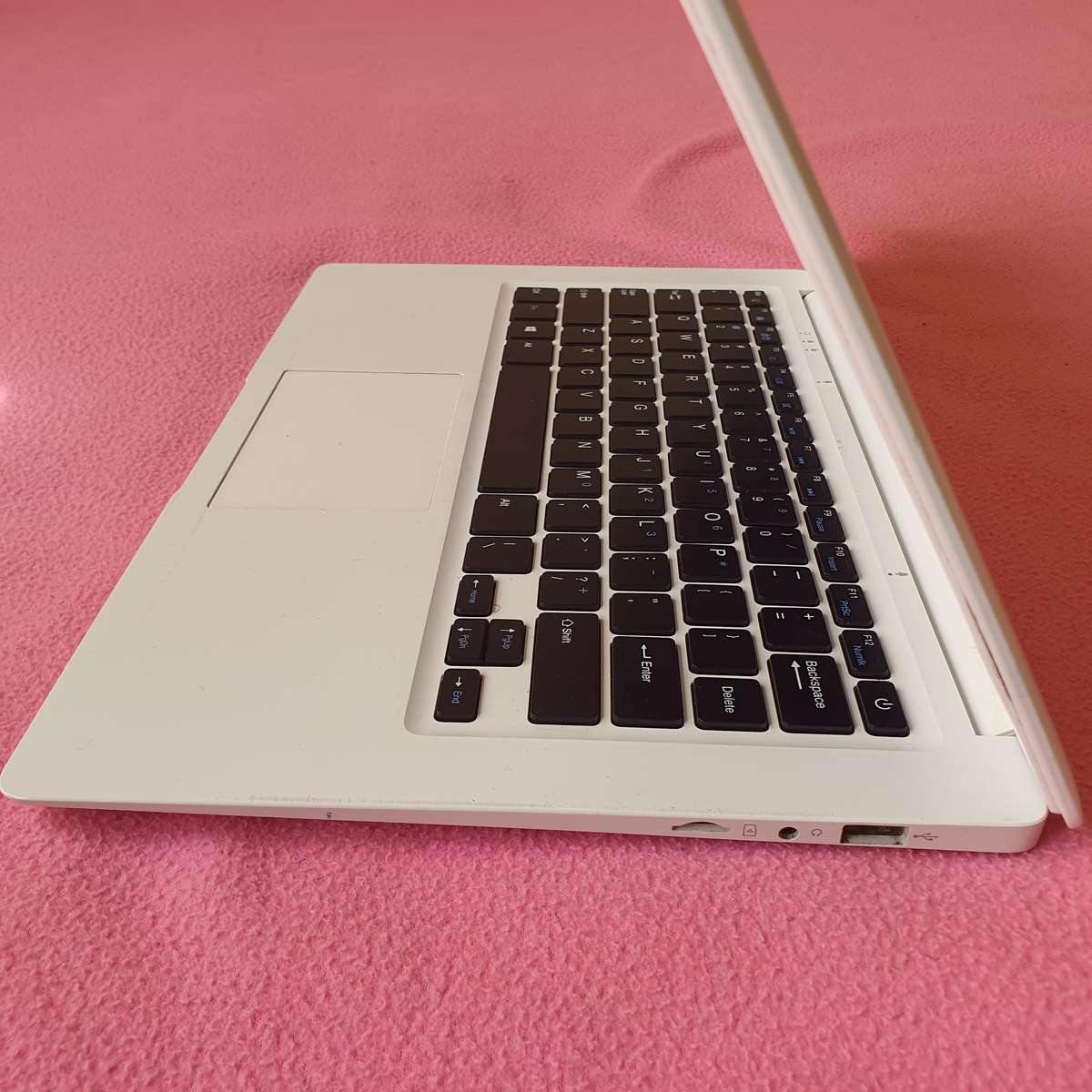 Mecer Z140C | Intel Atom x5-Z8350| 1.44GHz| 2GB RAM| 32GB eMMC Storage| 14.0 Inch (1366x768) LCD