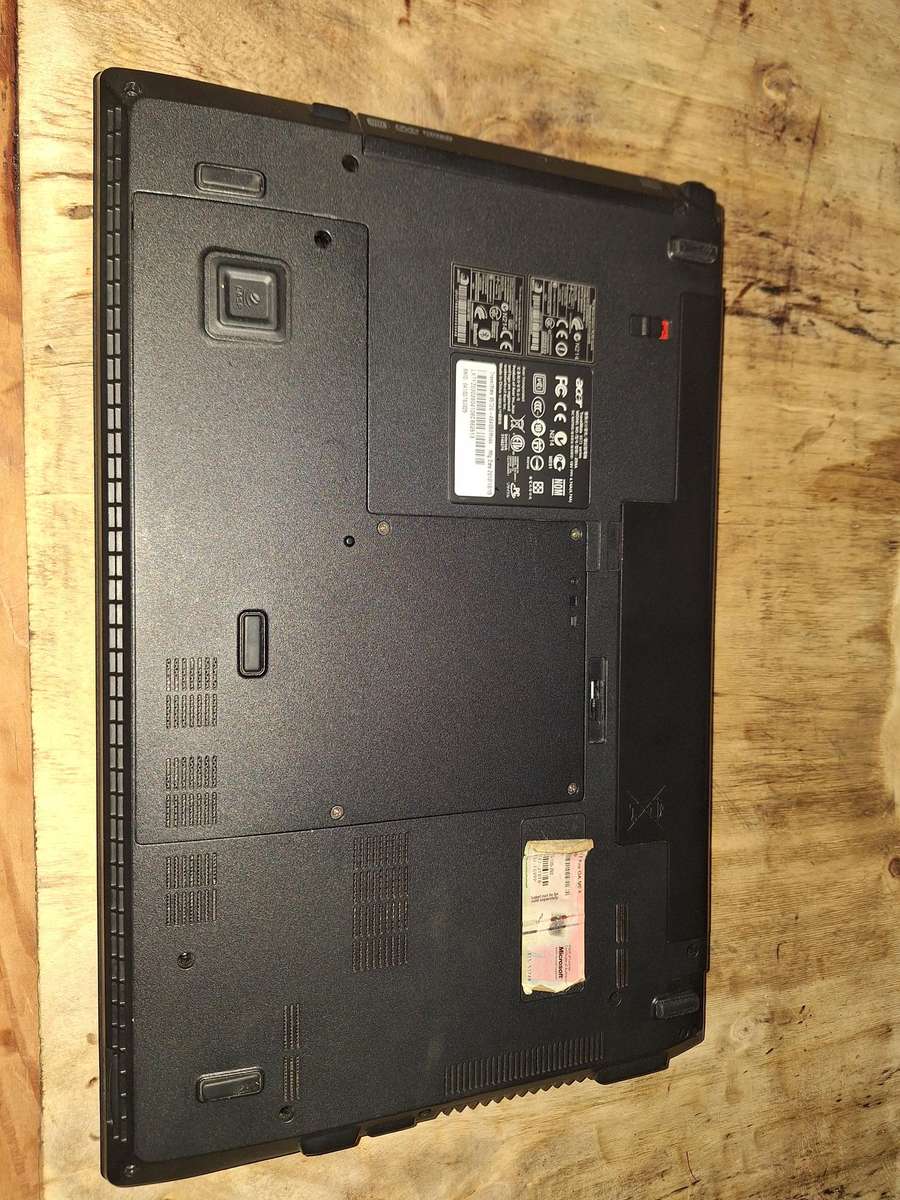  Acer TravelMate 8572G  Core i5 | NVIDIA GT 330M | 8GB RAM | For Spares or Parts 