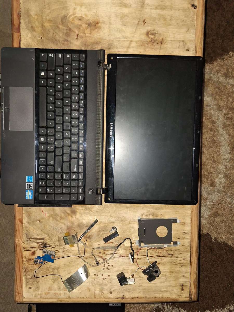 Samsung NP300E5C  Core i5 | 4GB RAM | For Spares or Parts