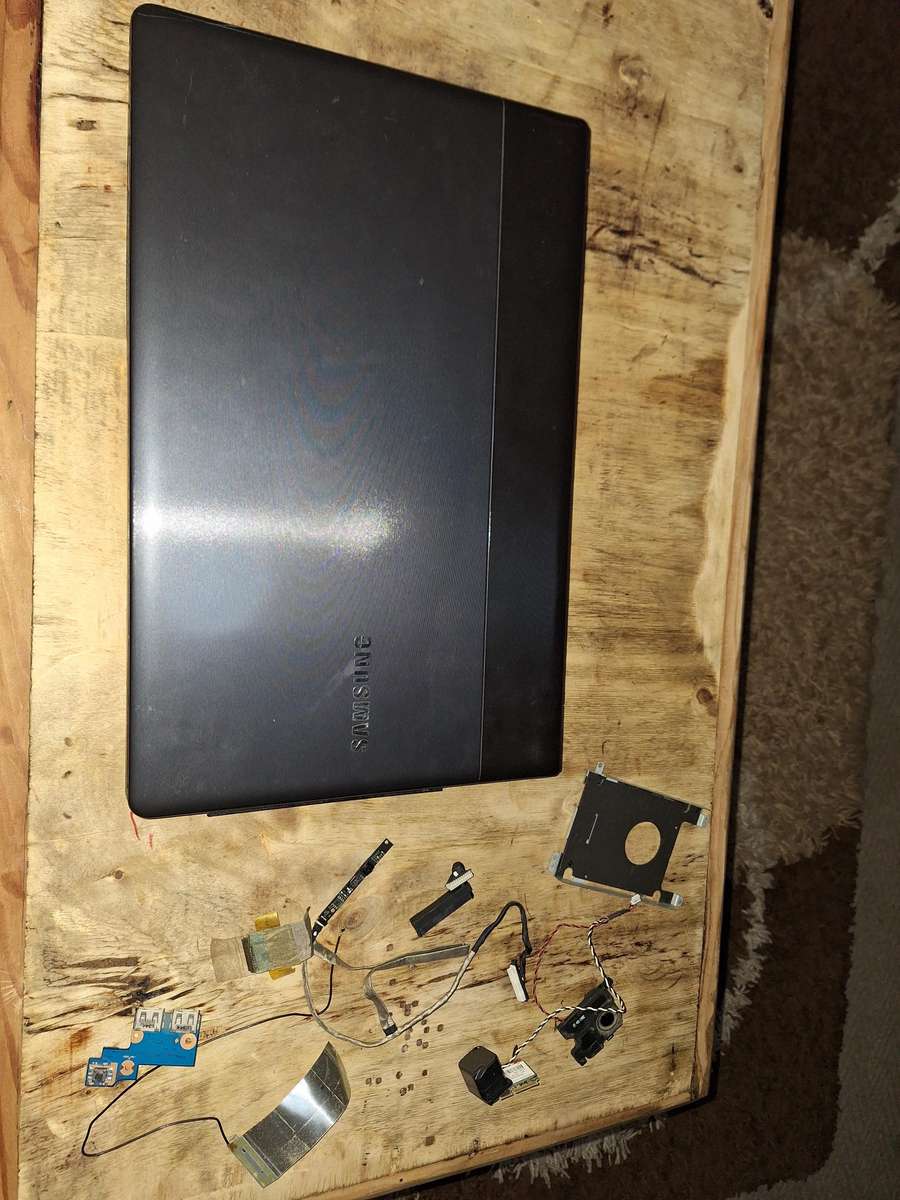 Samsung NP300E5C  Core i5 | 4GB RAM | For Spares or Parts