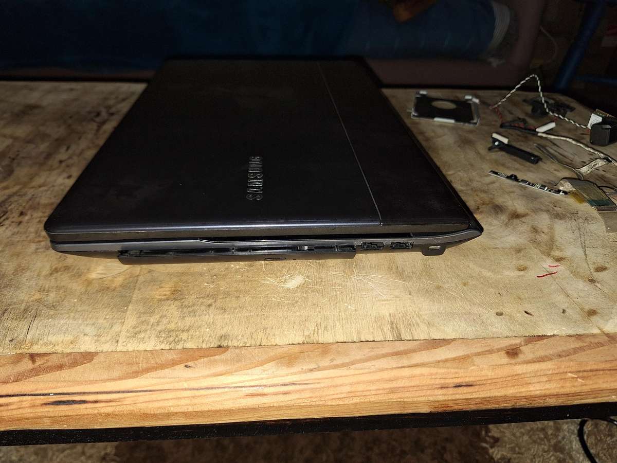 Samsung NP300E5C  Core i5 | 4GB RAM | For Spares or Parts