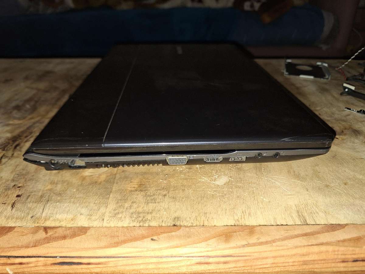Samsung NP300E5C  Core i5 | 4GB RAM | For Spares or Parts