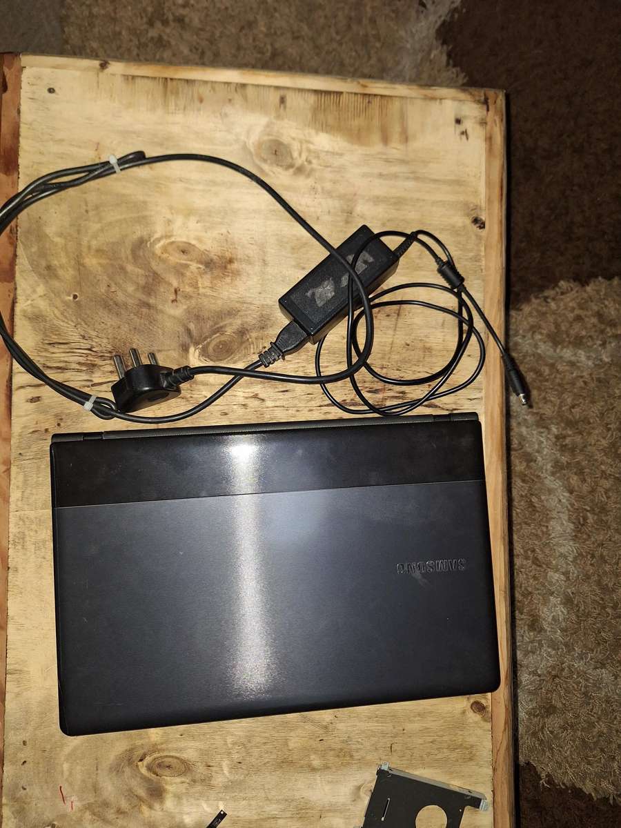 Samsung NP300E5C  Core i5 | 4GB RAM | For Spares or Parts