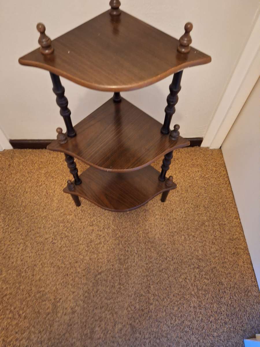 CORNER TABLE WITH 3 SHELVES