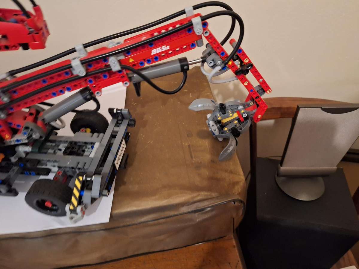 LEGO TECHNIC 42144 HANDLER CRANE MODEL BUILDING