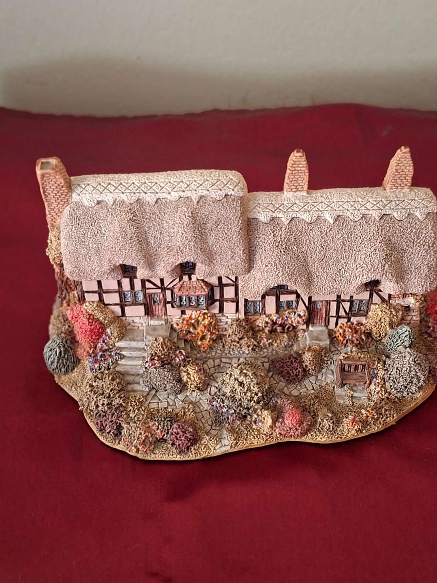 LILLIPUT LANE HOUSE ANNE HATHAWAY