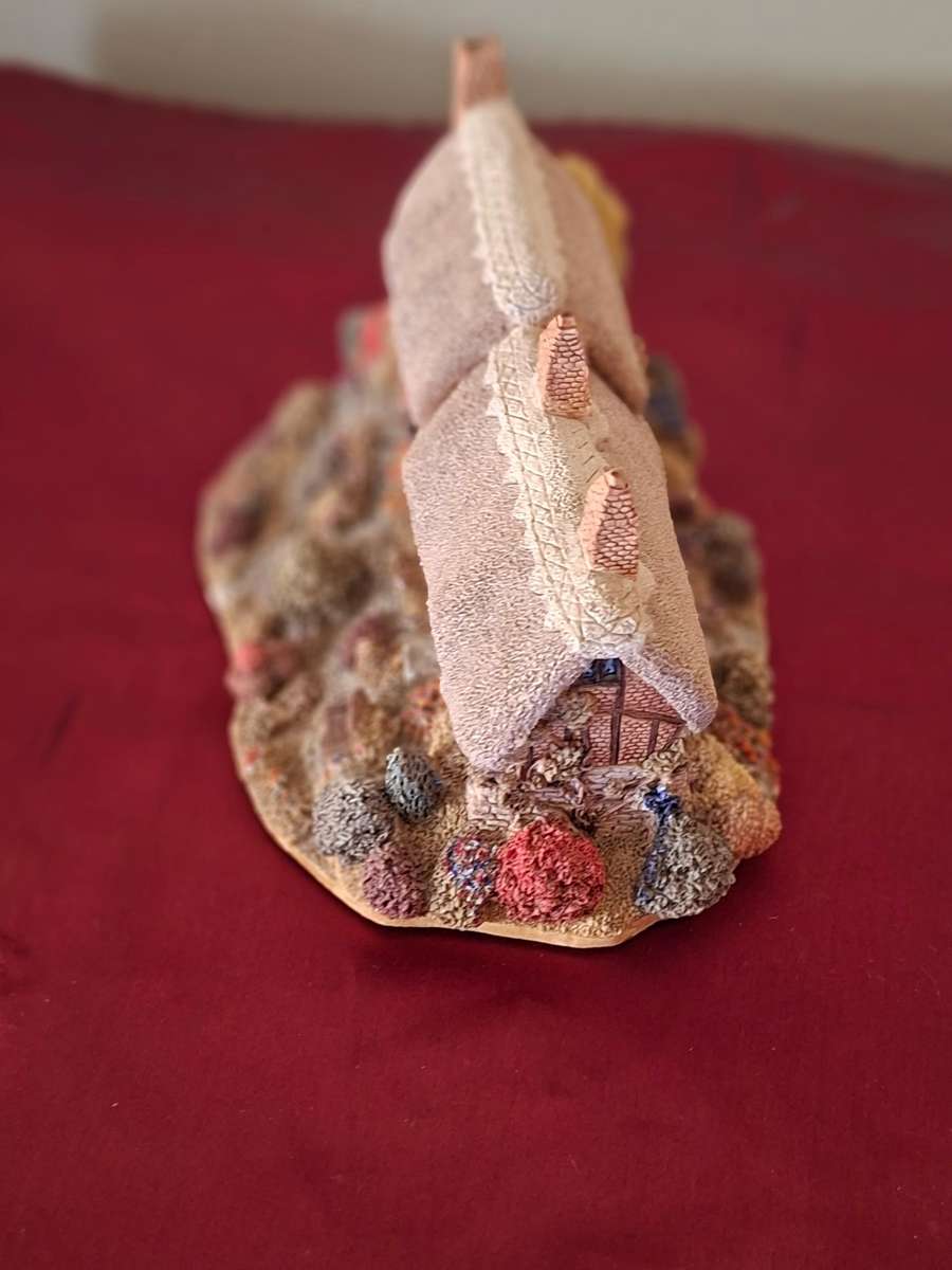 LILLIPUT LANE HOUSE ANNE HATHAWAY