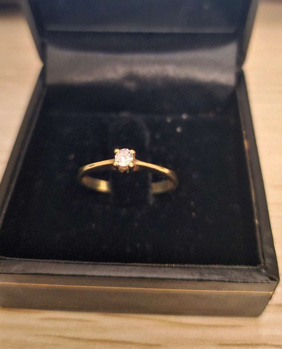Dainty 9ct Gold Diamond Ring