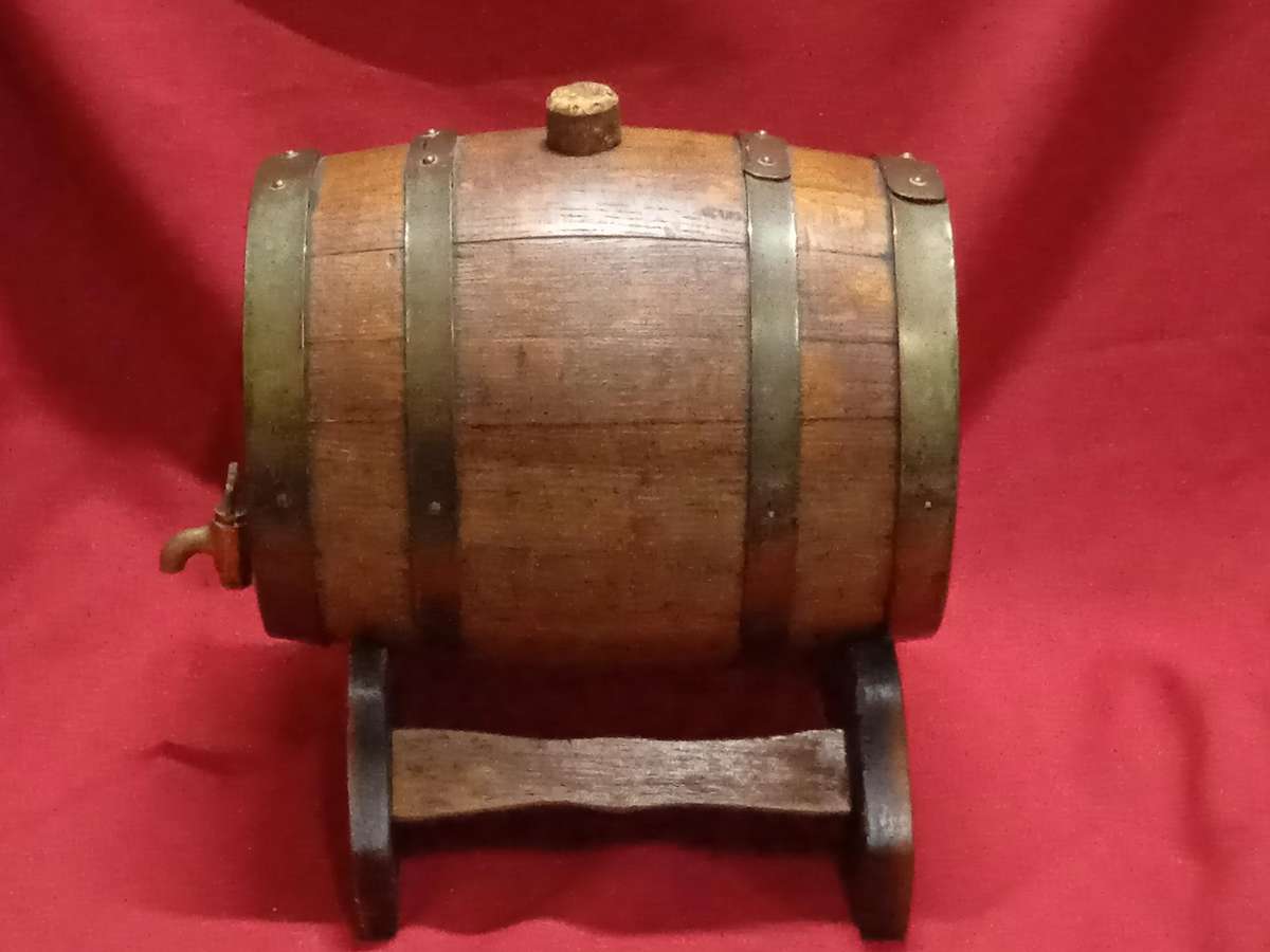 VINTAGE WOODEN WINE BARREL