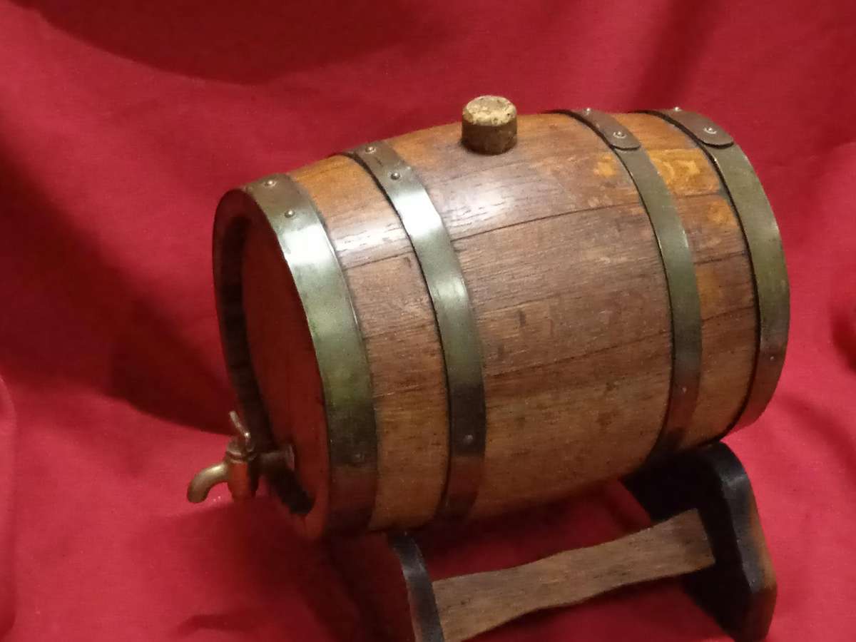 VINTAGE WOODEN WINE BARREL