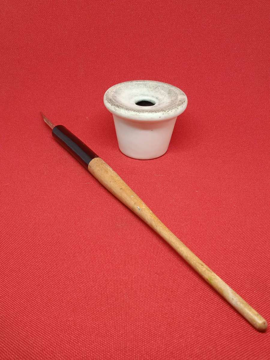 VINTAGE CERAMIC INKWELL AND PEN