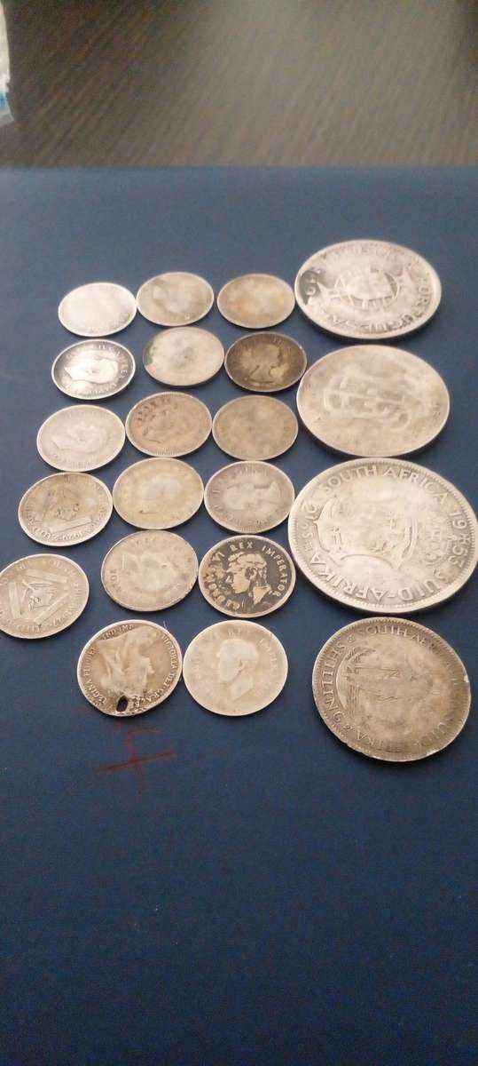 UNION OF SA SILVER COINS AND 1X 1955 MOZAMBIQUE 20 DOLLAR COIN.TOTAL WEIGHT 62.8 GRAMS. NETTO 39.6 G