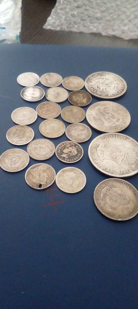 UNION OF SA SILVER COINS AND 1X 1955 MOZAMBIQUE 20 DOLLAR COIN.TOTAL WEIGHT 62.8 GRAMS. NETTO 39.6 G