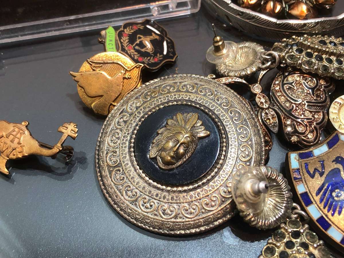 A Mixed Jewellery Lot of Various Items