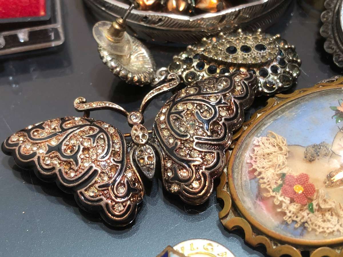 A Mixed Jewellery Lot of Various Items