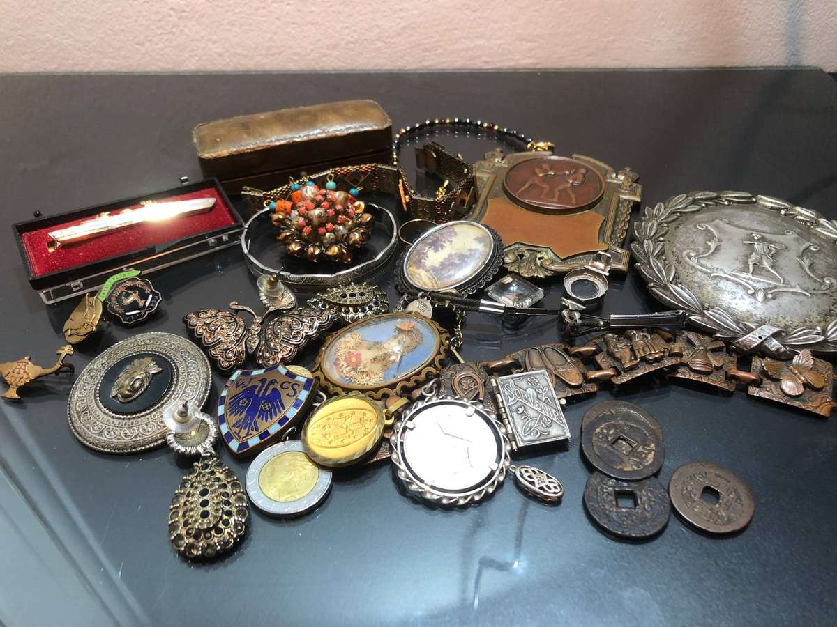 A Mixed Jewellery Lot of Various Items