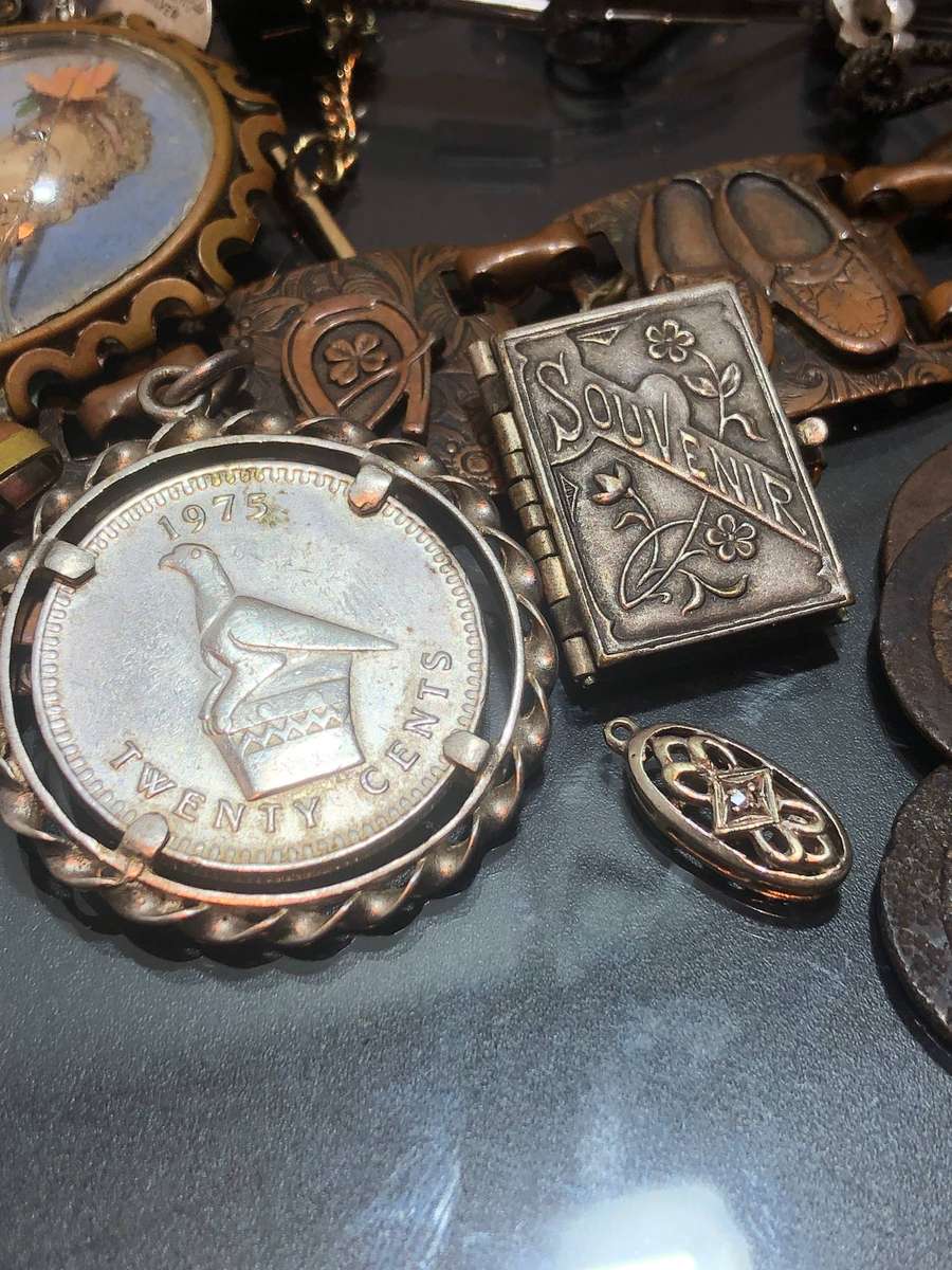 A Mixed Jewellery Lot of Various Items