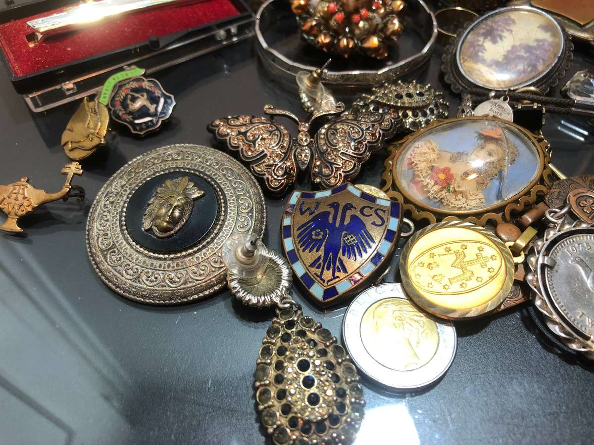 A Mixed Jewellery Lot of Various Items