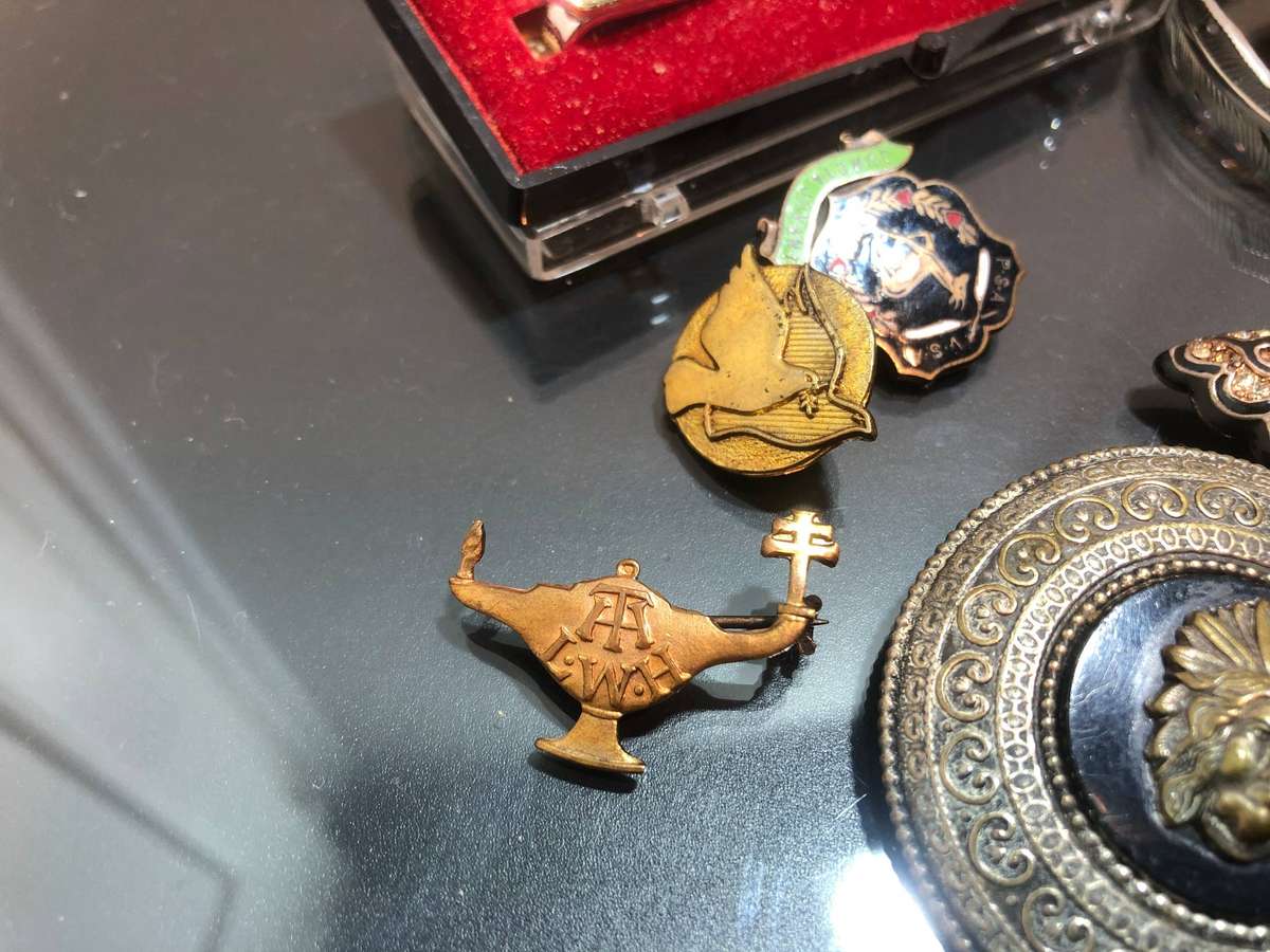 A Mixed Jewellery Lot of Various Items