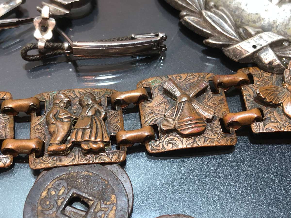 A Mixed Jewellery Lot of Various Items