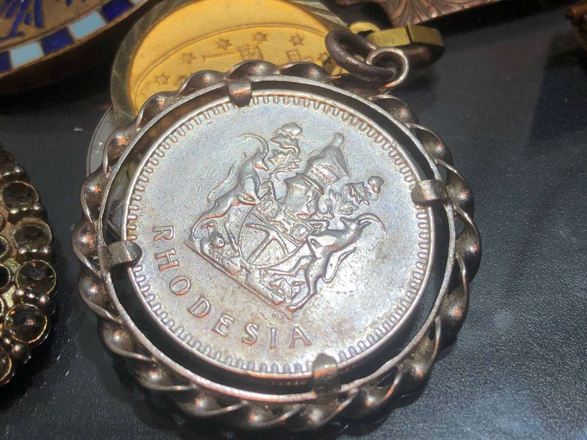 A Mixed Jewellery Lot of Various Items