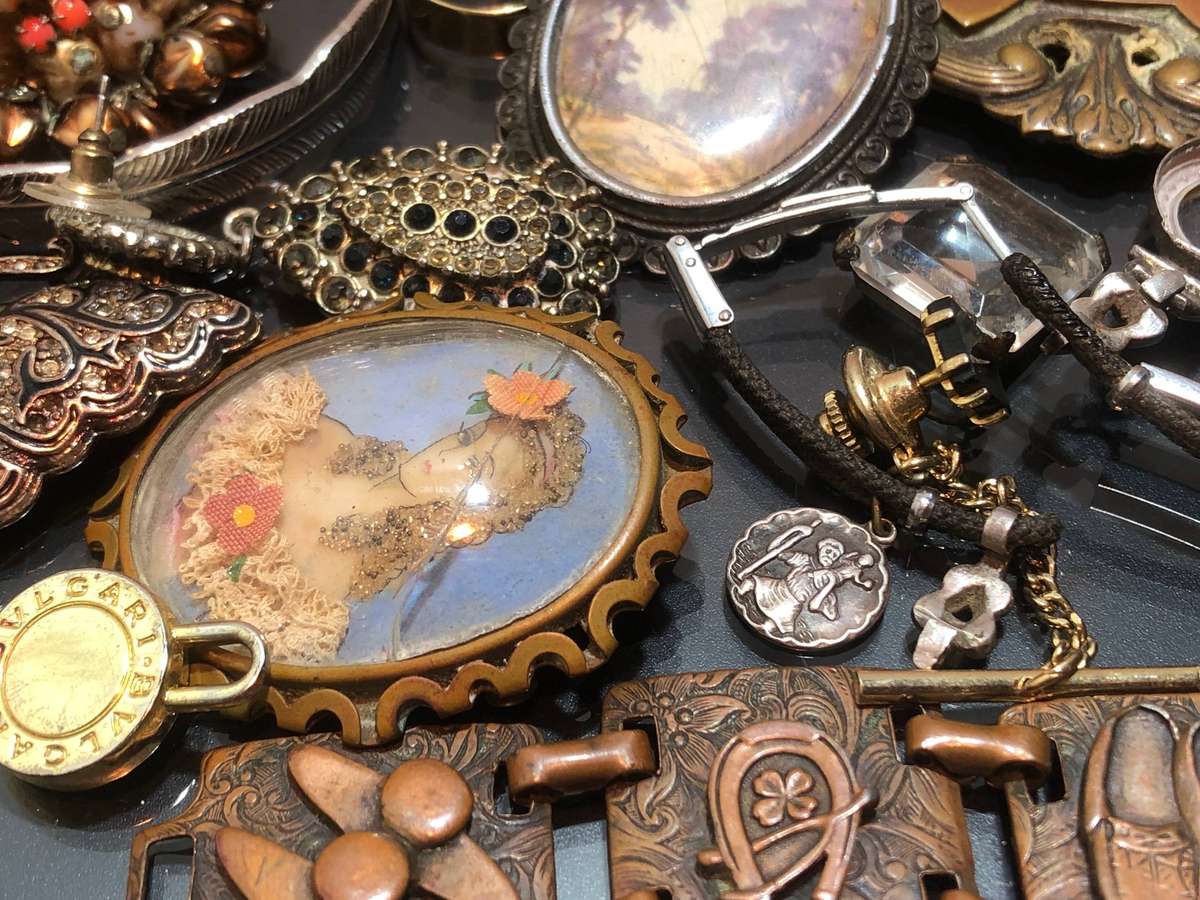 A Mixed Jewellery Lot of Various Items