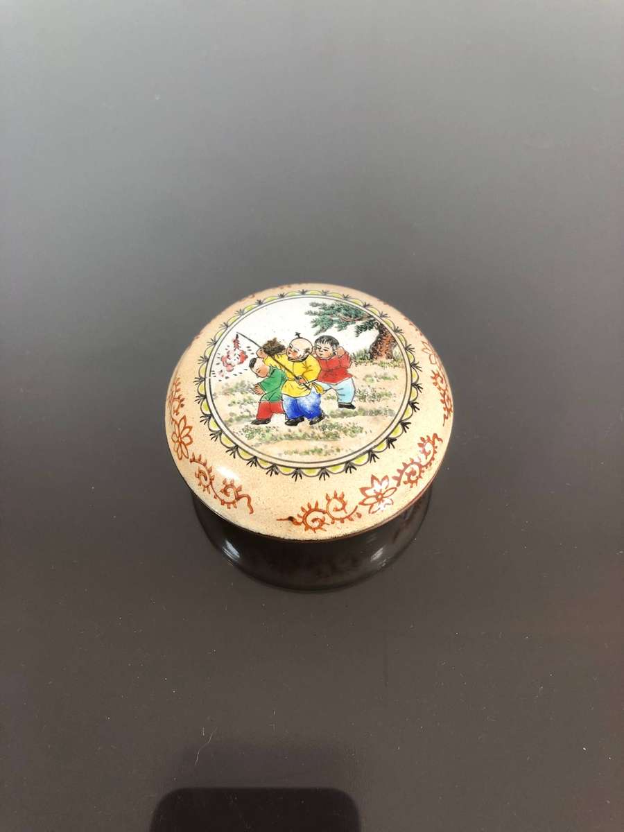 A Chinese Republic Period Enamelled Ink Brush Washer