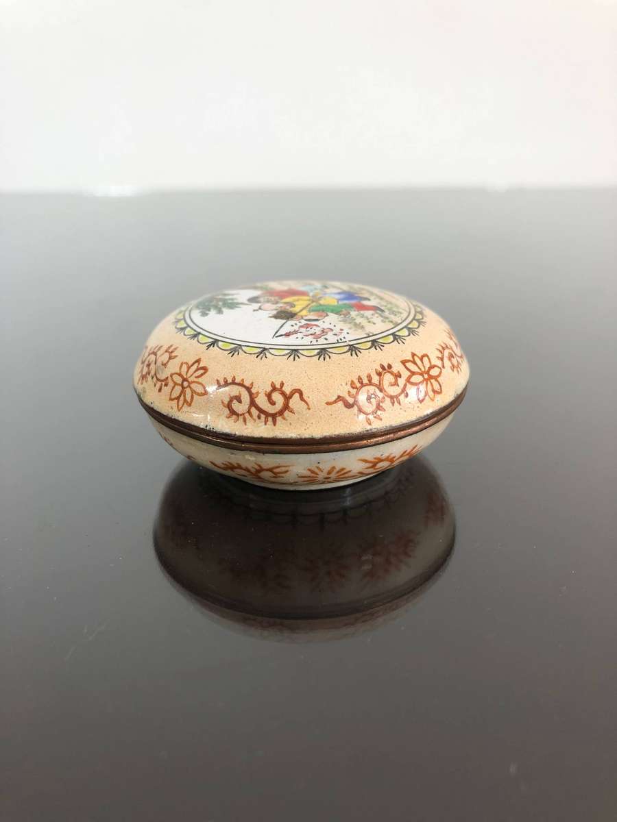 A Chinese Republic Period Enamelled Ink Brush Washer