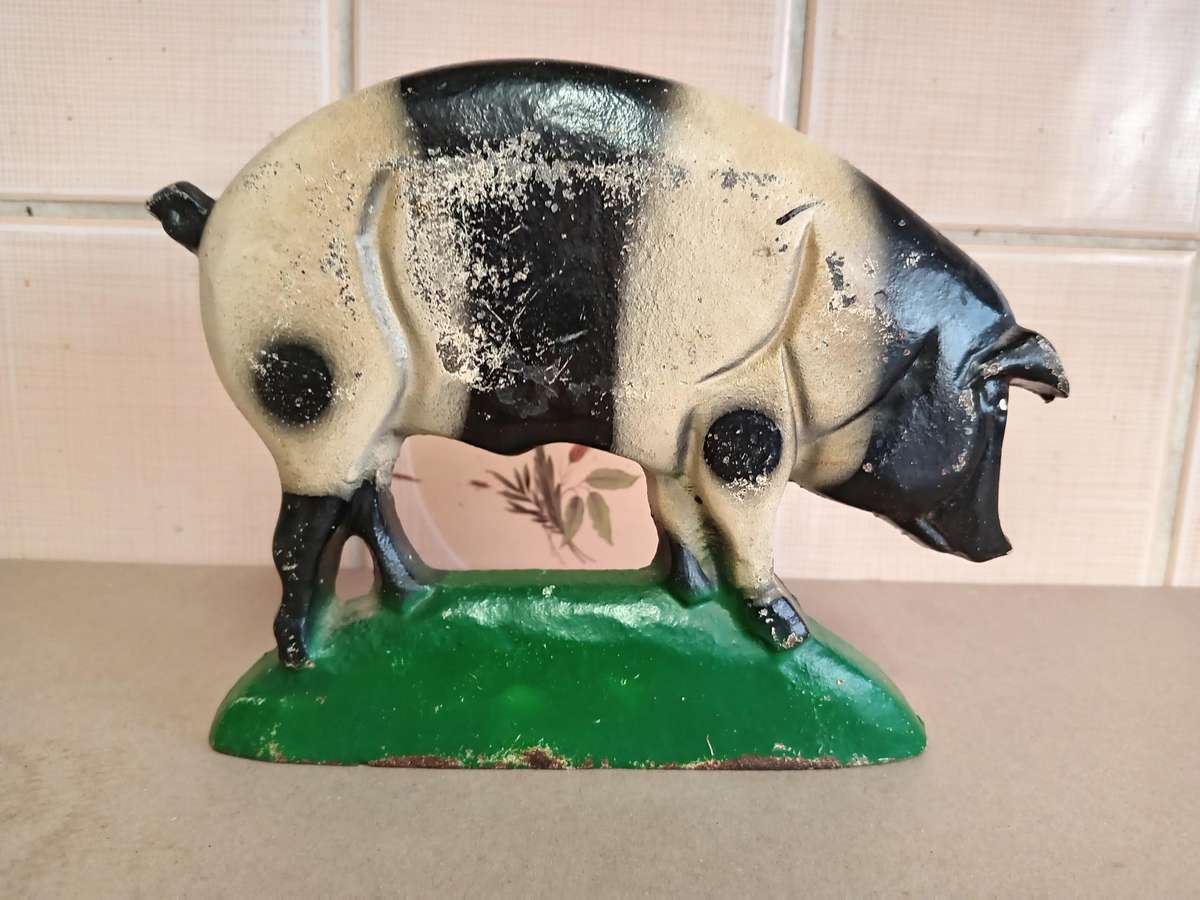 VINTAGE CAST IRON PIG SHAPED DOOR STOPPER