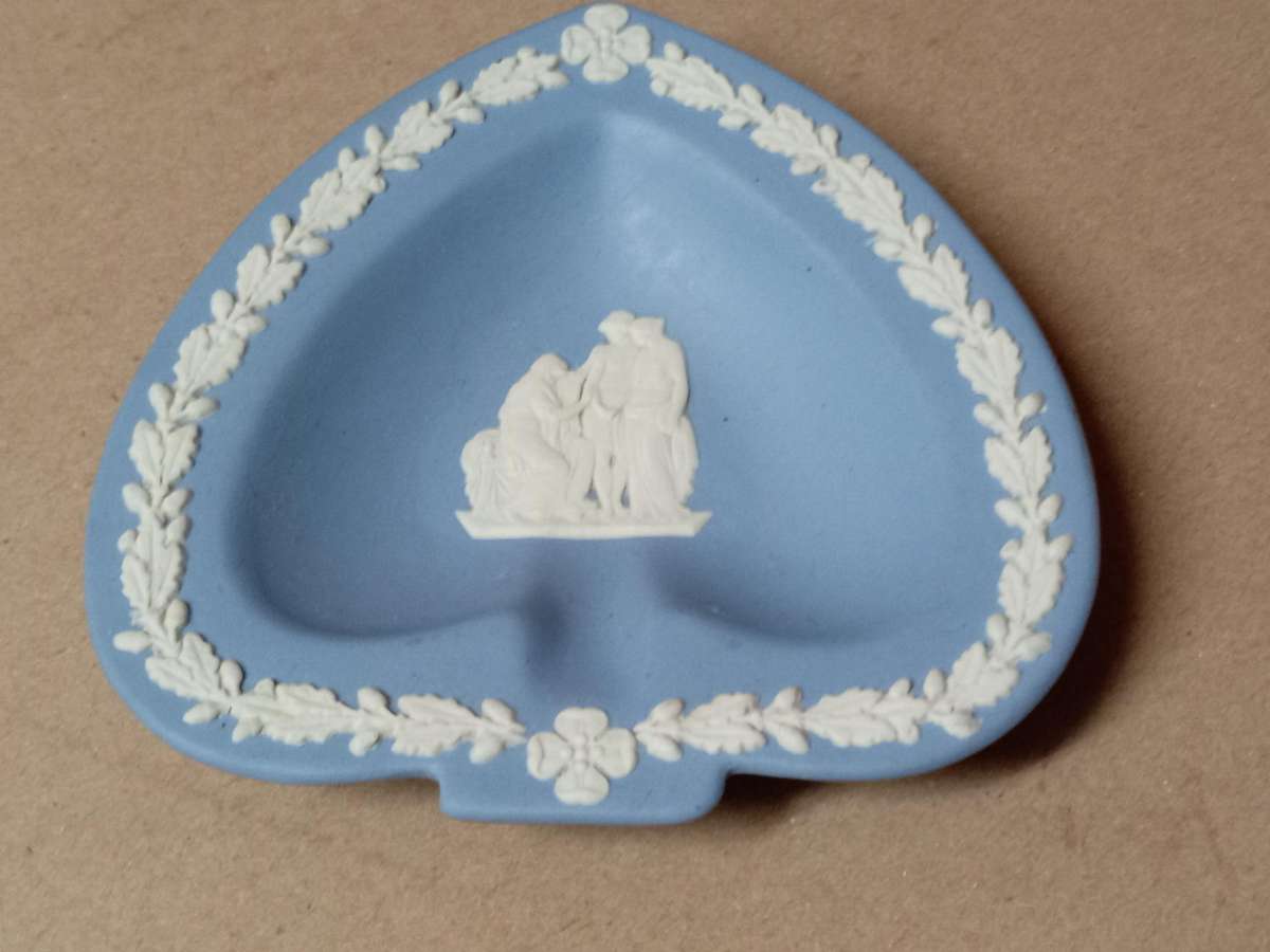 VINTAGE WEDGWOOD JASPERWARE HEART SHAPED TRINKET DISH