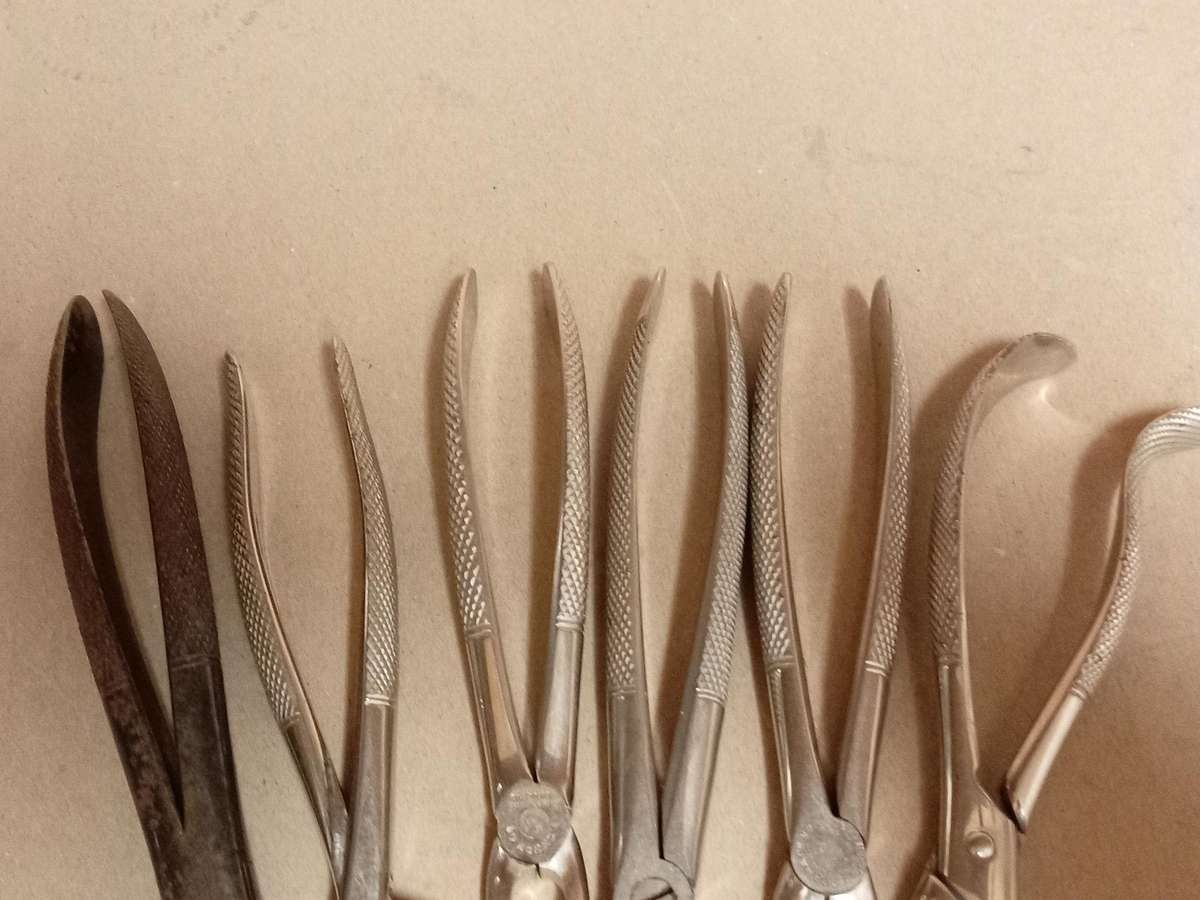 VINTAGE ASSORTMENT OF DENTAL TOOLS