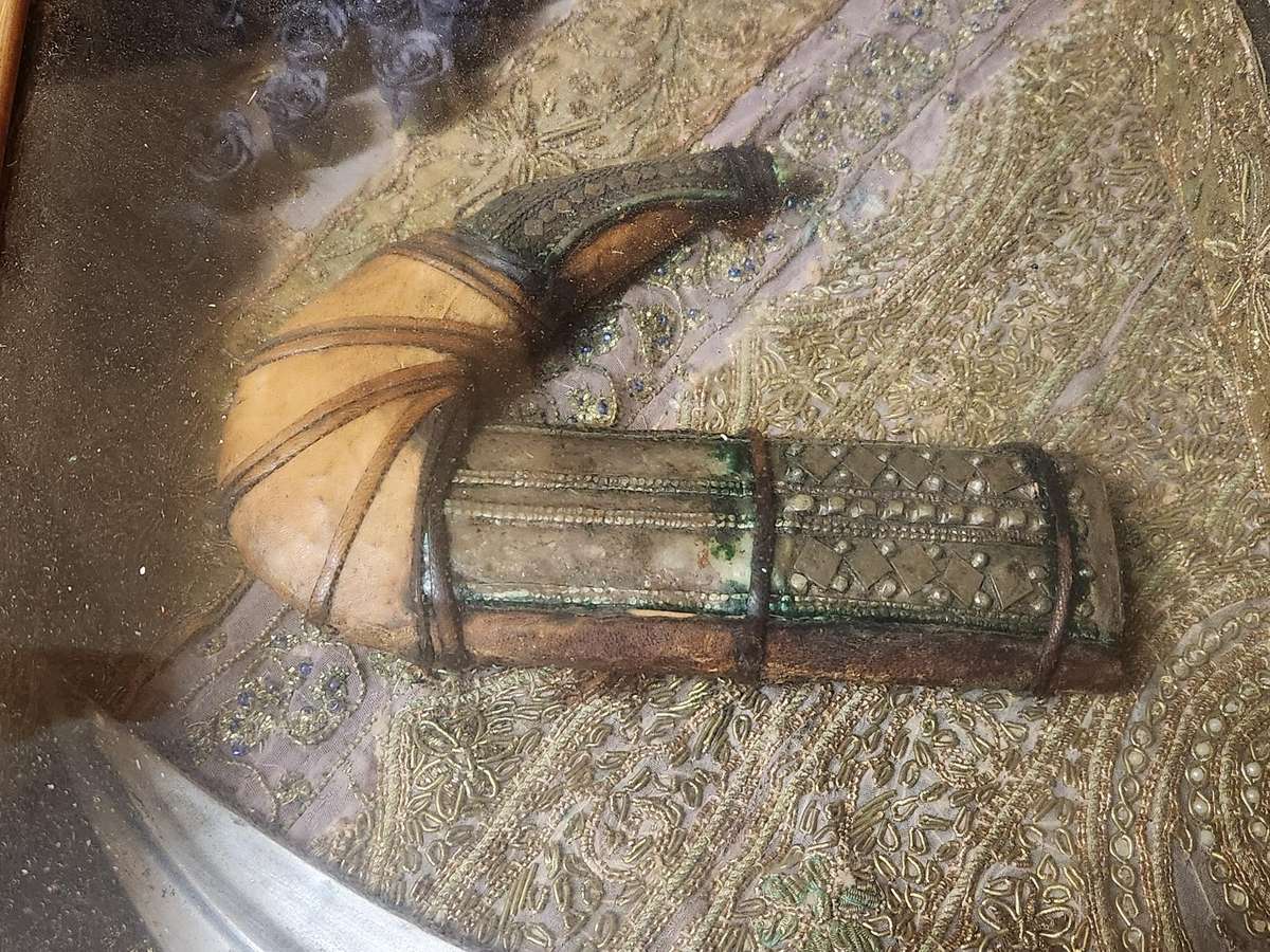 Rare antique Yemeni khanjar dagger in ornate display box