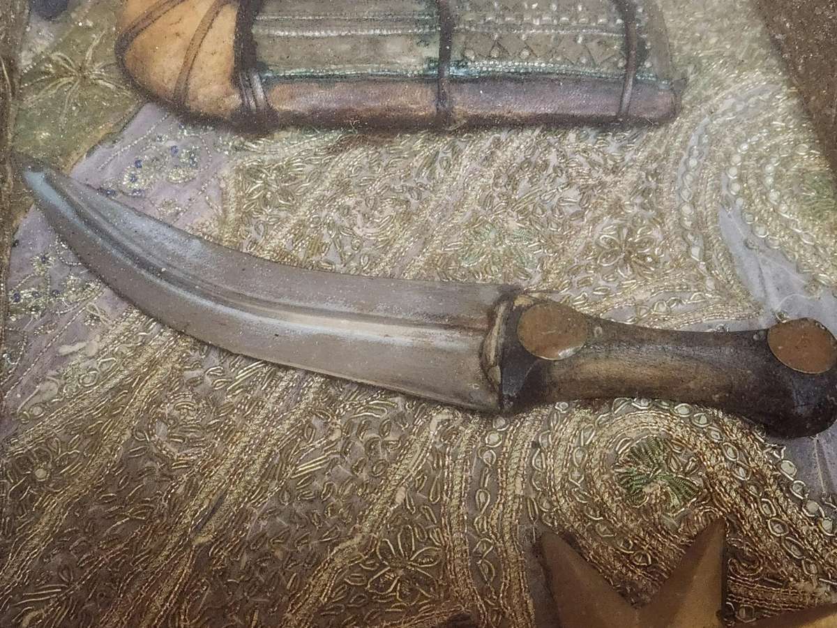 Rare antique Yemeni khanjar dagger in ornate display box