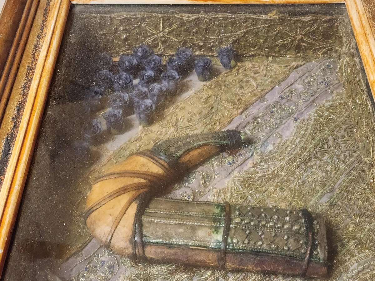 Rare antique Yemeni khanjar dagger in ornate display box