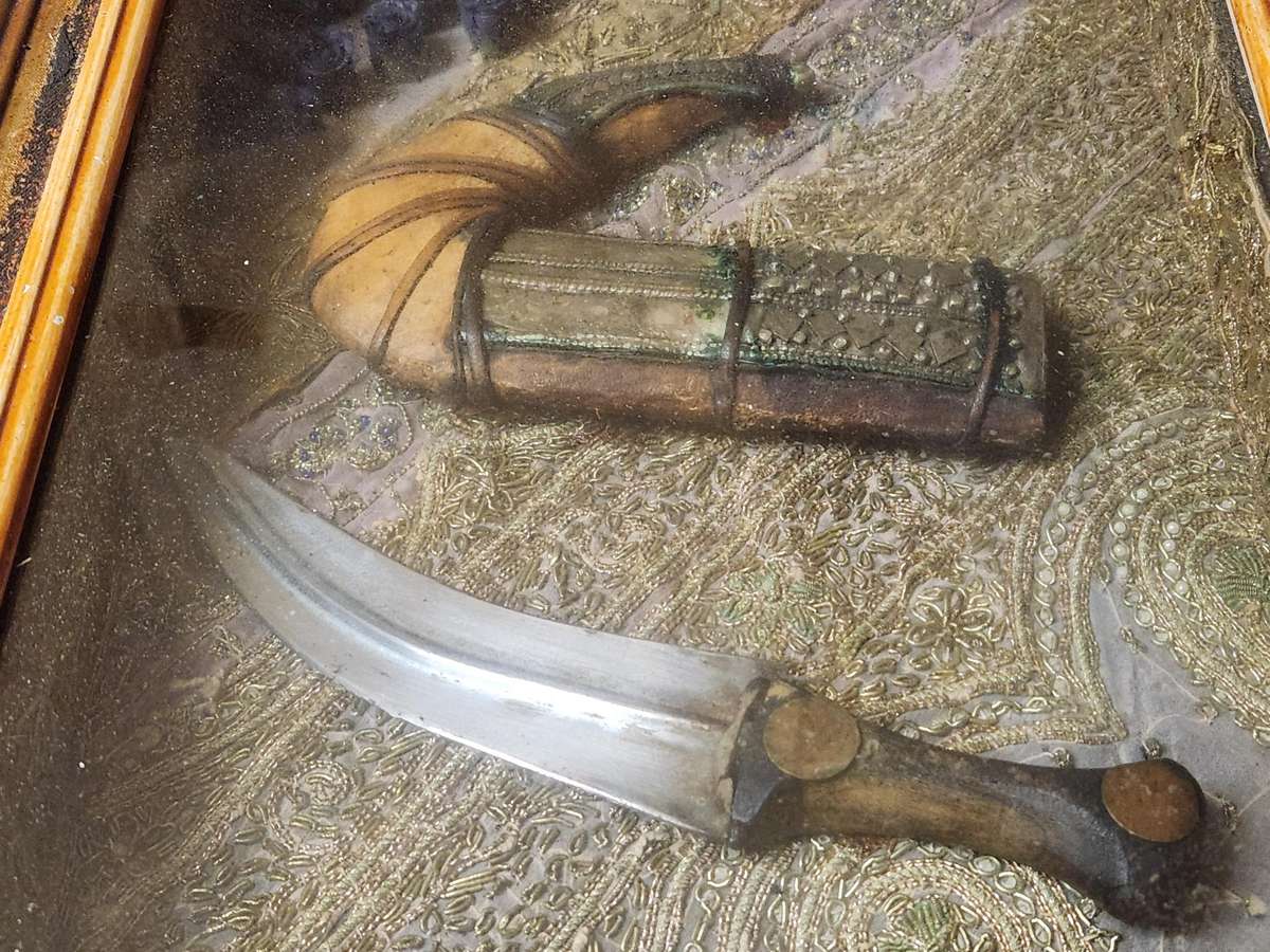 Rare antique Yemeni khanjar dagger in ornate display box