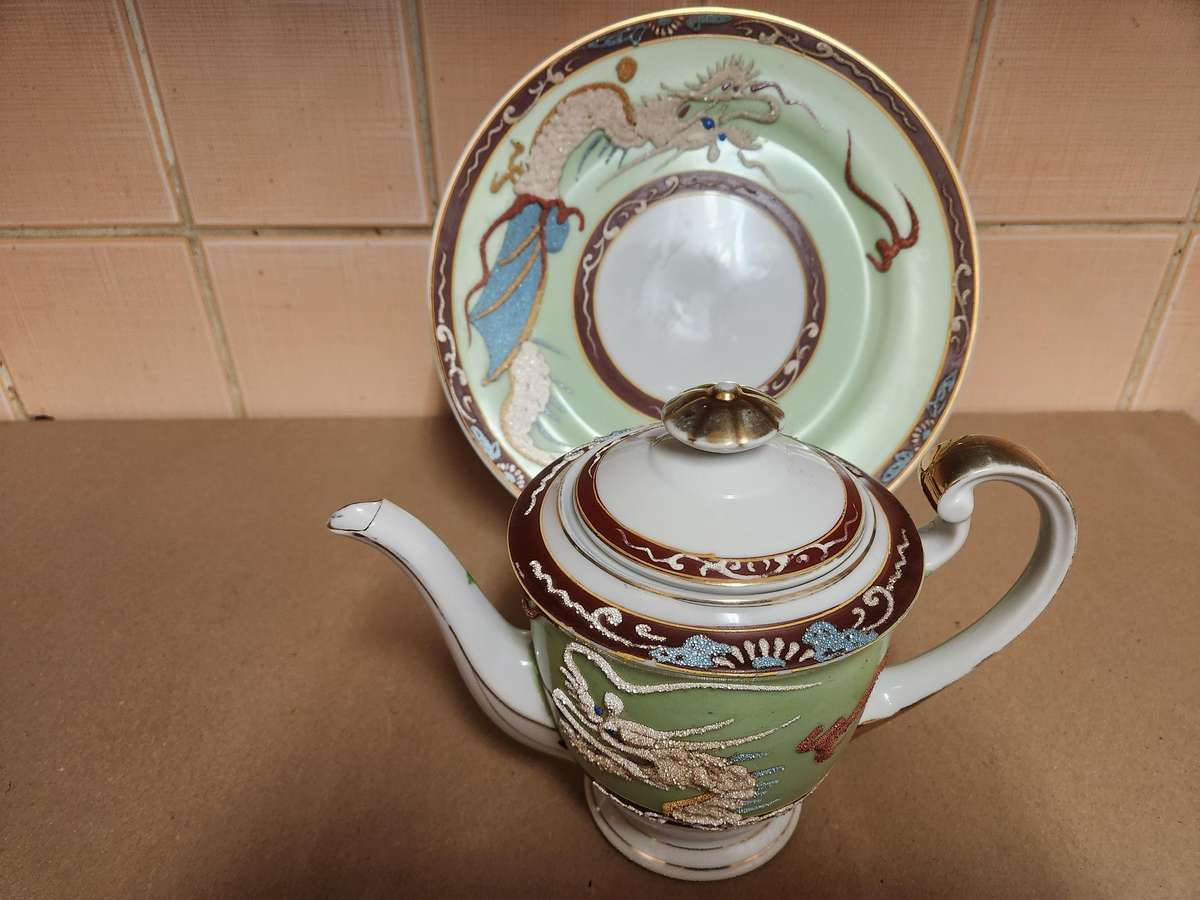 VINTAGE CHINESE DRAGON MOTIF TEA POT AND PLATE, MARKED AT THE BASE