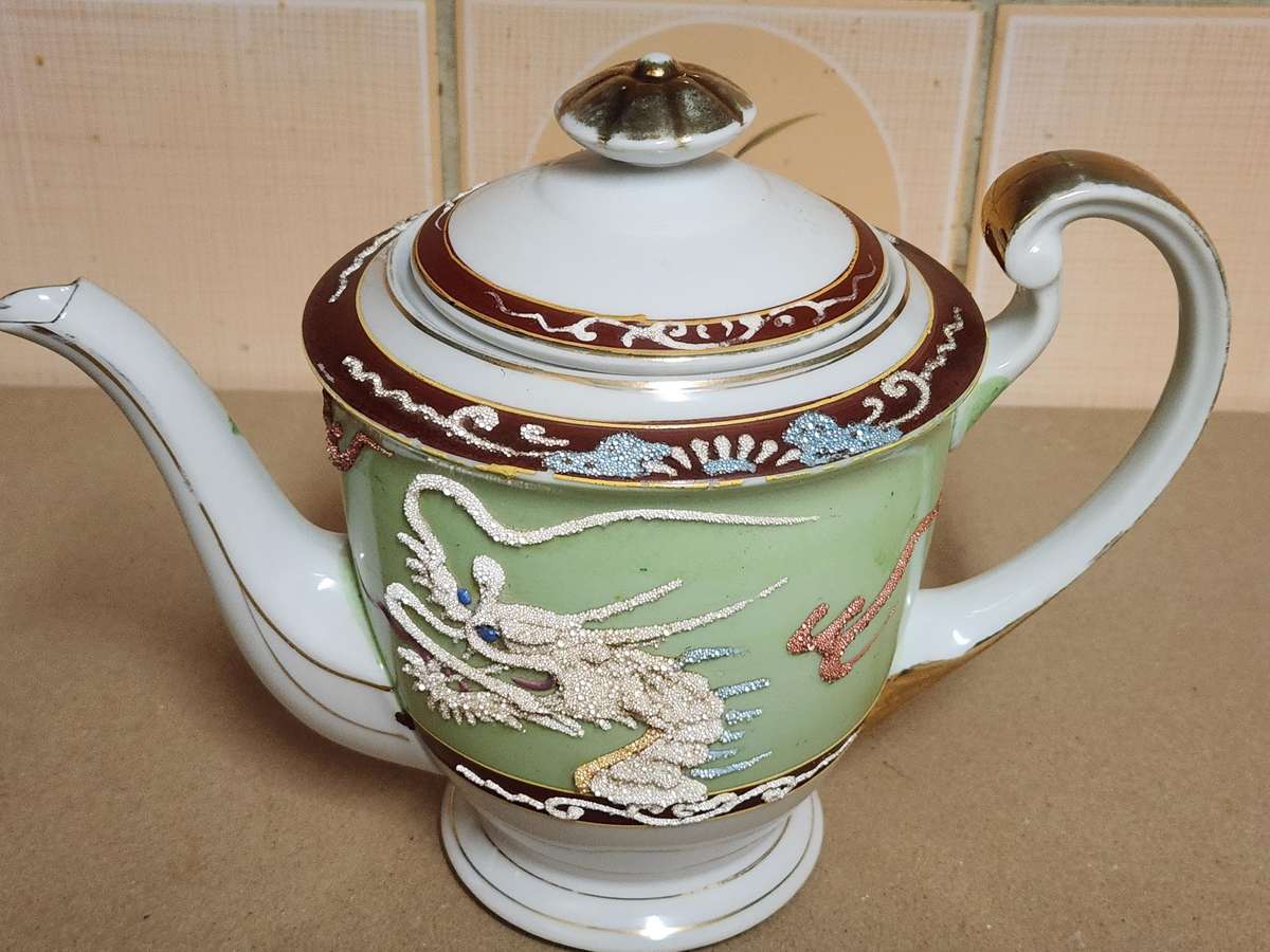 VINTAGE CHINESE DRAGON MOTIF TEA POT AND PLATE, MARKED AT THE BASE